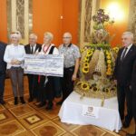 09.09.2020 Kielce. WDK. Wręczenie nagród w konkursie na najpiękniejszy wieniec dożynkowy województwa świętokrzyskiego. Od lewej: poseł Marek Kwitek, burmistrz Ożarowa Marcin Majcher, wykonawczyni wieńca Pani Janina Bańcer, starosta opatowski Tomasz Staniek, marszałek Andrzej Bętkowski i członek zarządu województwa Marek Jońca / Jarosław Kubalski / Radio Kielce