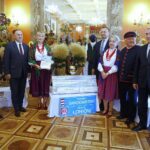 09.09.2020 Kielce. WDK. Wręczenie nagród w konkursie na najpiękniejszy wieniec dożynkowy województwa świętokrzyskiego. Od lewej: członek zarządu województwa Marek Jońca, poseł Marek Kwitek, starosta sandomierski Marcin Piwnik, wójt Łoniowa Szymon Kołacz, marszałek Andrzej Bętkowski i koło gospodyń "Łoniowianki" / Jarosław Kubalski / Radio Kielce