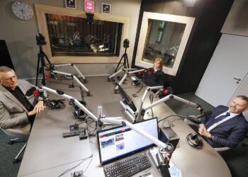 29.09.2020 Radio Kielce. Punkty Widzenia. Od lewej: dr n. med. Wojciech Przybylski, przewodnicząca rady rodziców w SP nr 1 w Kielcach Katarzyna Wrzosek i kurator świętokrzyski Kazimierz Mądzik / Jarosław Kubalski / Radio Kielce
