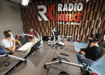 02.09.2020 Radio Kielce. Punkty Widzenia. Od lewej: aspirant Artur Majchrzak - zespół prasowy KWP, prof Janina Kowalik - socjolog , prowadzący audycje Robert Szumielewicz i Aleksandra Rzesiowska - Uniwersytet Trzeciego Wieku  / Jarosław Kubalski / Radio Kielce
