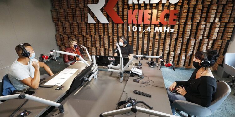 02.09.2020 Radio Kielce. Punkty Widzenia. Od lewej: aspirant Artur Majchrzak - zespół prasowy KWP, prof Janina Kowalik - socjolog , prowadzący audycje Robert Szumielewicz i Aleksandra Rzesiowska - Uniwersytet Trzeciego Wieku  / Jarosław Kubalski / Radio Kielce