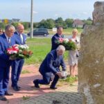 13.09.2020. Obchody 81. rocznicy wybuchu II wojny światowej oraz bitwy pod Kajetanowem. Na zdjęciu (od lewej): Mieczysław Gębski - wiceprzewodniczący sejmiku województwa świętokrzyskiego, Stanisław Stępień - zastępca wójta gminy Zagnańsk, poseł Krzysztof Lipiec - lider świętokrzyskich struktur PiS, Marek Jończyk - delegatura IPN w Kielcach i Urszula Jończyk - przewodnicząca Rady Gminy Zagnańsk / Krzysztof Lipiec