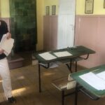 13.09.2020. Wiązownica. Święto Wsi. Warsztaty pisania gęsim piórem. Na zdjęciu: Katarzyna Ciepiela - dyrektor Staszowskiego Ośrodka Kultury. Warsztaty pisania gęsim piórem Wiązownica / Grażyna-Szlęzak-Wójcik / Radio Kielce