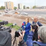 28.09.2020. Kielce. Budowa stadionu lekkoatletycznego Politechniki Świętokrzyskiej. Na zdjęciu: Anna Krupka - wiceminister sportu i prof. Zbigniew Koruba, rektor Politechniki Świętokrzyskiej / Marta Gajda / Radio Kielce