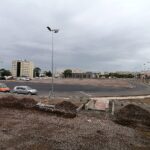 28.09.2020. Kielce. Budowa stadionu lekkoatletycznego Politechniki Świętokrzyskiej. Na zdjęciu: Anna Krupka - wiceminister sportu i prof. Zbigniew Koruba, rektor Politechniki Świętokrzyskiej / Marta Gajda / Radio Kielce