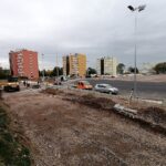 28.09.2020. Kielce. Budowa stadionu lekkoatletycznego Politechniki Świętokrzyskiej. Na zdjęciu: Anna Krupka - wiceminister sportu i prof. Zbigniew Koruba, rektor Politechniki Świętokrzyskiej / Marta Gajda / Radio Kielce