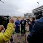 28.09.2020. Kielce. Budowa stadionu lekkoatletycznego Politechniki Świętokrzyskiej. Na zdjęciu: Anna Krupka - wiceminister sportu i prof. Zbigniew Koruba, rektor Politechniki Świętokrzyskiej / Marta Gajda / Radio Kielce