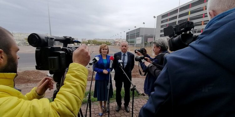 28.09.2020. Kielce. Budowa stadionu lekkoatletycznego Politechniki Świętokrzyskiej. Na zdjęciu: Anna Krupka - wiceminister sportu i prof. Zbigniew Koruba, rektor Politechniki Świętokrzyskiej / Marta Gajda / Radio Kielce