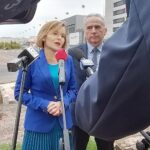 28.09.2020. Kielce. Budowa stadionu lekkoatletycznego Politechniki Świętokrzyskiej. Na zdjęciu: Anna Krupka - wiceminister sportu i prof. Zbigniew Koruba, rektor Politechniki Świętokrzyskiej / Marta Gajda / Radio Kielce