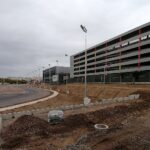 28.09.2020. Kielce. Budowa stadionu lekkoatletycznego Politechniki Świętokrzyskiej. Na zdjęciu: Anna Krupka - wiceminister sportu i prof. Zbigniew Koruba, rektor Politechniki Świętokrzyskiej / Marta Gajda / Radio Kielce