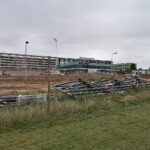 28.09.2020. Kielce. Budowa stadionu lekkoatletycznego Politechniki Świętokrzyskiej. Na zdjęciu: Anna Krupka - wiceminister sportu i prof. Zbigniew Koruba, rektor Politechniki Świętokrzyskiej / Marta Gajda / Radio Kielce