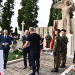 05.09.2020 Końskie. Konecki Wrzesień. Na zdjęciu (od lewej): wiceburmistrz Krzysztof Jasiński i burmistrz Krzysztof Obratański wręczają Grzegorzowi Włodarczykowi - przedstawicielowi „Solidarności” - honorowy grawerton z okazji 40-lecia NSZZ „Solidarność” / Magdalena Galas-Klusek / Radio Kielce