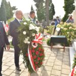 05.09.2020 Końskie. Konecki Wrzesień. Kwiaty składają (od lewej): wiceburmistrz Krzysztof Jasiński, burmistrz Krzysztof Obratański i wiceburmistrz Marcin Zieliński / Magdalena Galas-Klusek / Radio Kielce