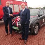 28.09.2020. Lipnik. Samochód elektryczny w gminie. Na zdjęciu (od lewej): Grzegorz Socha - zastępca dyrektora Wojewódzkiego Funduszu Ochrony Środowiska i Gospodarki Wodnej w Kielcach oraz Andrzej Grządziel - wójt gminy Lipnik / Emilia Sitarska / Radio Kielce