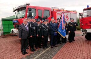 26.09.2020 Lipnik. Uroczystość przekazania nowego wozu strażackiego dla OSP Lipnik. Na zdjęciu (po lewej): poseł Andrzej Kryj i w środku: Andrzej Grządziel – wójt gminy Lipnik / Emilia Sitarska / Radio Kielce