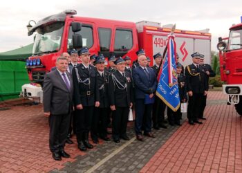 26.09.2020 Lipnik. Uroczystość przekazania nowego wozu strażackiego dla OSP Lipnik. Na zdjęciu (po lewej): poseł Andrzej Kryj i w środku: Andrzej Grządziel – wójt gminy Lipnik / Emilia Sitarska / Radio Kielce