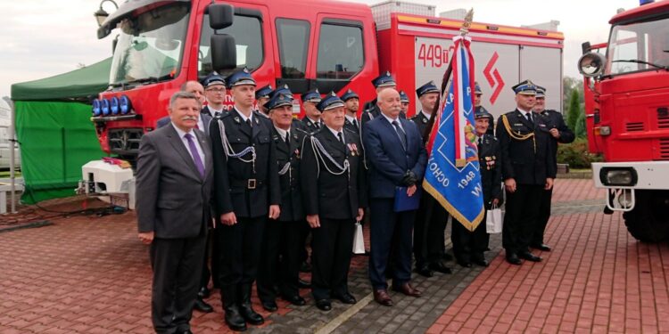 26.09.2020 Lipnik. Uroczystość przekazania nowego wozu strażackiego dla OSP Lipnik. Na zdjęciu (po lewej): poseł Andrzej Kryj i w środku: Andrzej Grządziel – wójt gminy Lipnik / Emilia Sitarska / Radio Kielce