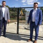 12.09.2020. Sandomierz. Nowa przepompownia przy ul. Polnej. Na zdjęciu (od lewej): Marcin Marzec - burmistrz Sandomierza i Piotr Sołtyk - prezes PGKiM / Grażyna-Szlęzak-Wójcik / Radio Kielce