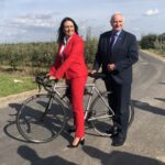 08.09.2020. Sośniczany. Otwarcie kolejnego odcinka Green Velo. Na zdjęciu (od lewej): Monika Słoniewska - Świętokrzyski Zarząd Dróg Wojewódzkich w Kielcach i Marek Jońca - członek zarządu województwa świętokrzyskiego / Grażyna Szlęzak-Wójcik / Radio Kielce