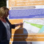 09.09.2020. Ostrowiec Świętokrzyski. Teren zakupionej przez miasto działki. Na zdjęciu: Anna Targowska - naczelnik Wydziału Mienia Komunalnego Urzędu Miasta w Ostrowcu Świętokrzyskim / Emilia Sitarska / Radio Kielce