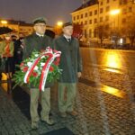 30.09.2020. Ostrowiec Św. Uroczystości upamiętniające pomordowanych ostrowczan we wrześniu 1942 roku. Na zdjęciu (od lewej): Adam Podsiadło - nadleśniczy Nadleśnictwa Ostrowiec Św., Piotr Maj - leśnik, radny powiatowy KWW Jarosława Górczyńskiego / Emilia Sitarska / Radio Kielce