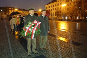 30.09.2020. Ostrowiec Św. Uroczystości upamiętniające pomordowanych ostrowczan we wrześniu 1942 roku. Na zdjęciu (od lewej): Adam Podsiadło - nadleśniczy Nadleśnictwa Ostrowiec Św., Piotr Maj - leśnik, radny powiatowy KWW Jarosława Górczyńskiego / Emilia Sitarska / Radio Kielce