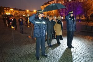 30.09.2020. Ostrowiec Św. Uroczystości upamiętniające pomordowanych ostrowczan we wrześniu 1942 roku. Na zdjęciu (w środku): Piotr Dasios - zastępca prezydenta Ostrowca Św., Anna Niedbała - sekretarz miasta / Emilia Sitarska / Radio Kielce