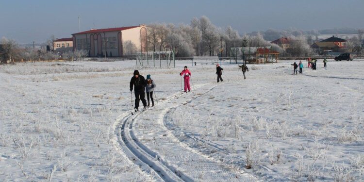 Stowarzyszenie „Aktywna Kraina” z Woli Wiśniowskiej zorganizowało kurs narciarstwa biegowego. / Grażyna Szlęzak-Wójcik / Radio Kielce