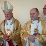 23.09.2020 Ostrowiec Św. Uroczystość wniesienia do kaplicy hospicjum relikwii św. Jana Pawła II. Na zdjęciu (od lewej): abp Mieczysław Mokrzycki, ks. Paweł Anioł - dyrektor Domu Ulgi w Cierpieniu im. Jana Pawła II / Emilia Sitarska / Radio Kielce