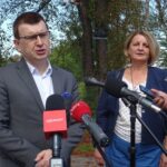 09.09.2020. Ostrowiec Świętokrzyski. Teren zakupionej przez miasto działki. Na zdjęciu (od lewej): Jarosław Górczyński - prezydent Ostrowca Świętokrzyskiego i Anna Targowska - naczelnik Wydziału Mienia Komunalnego Urzędu Miasta w Ostrowcu Świętokrzyskim / Emilia Sitarska / Radio Kielce