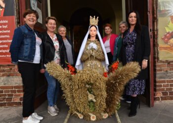 03.09.2020. Skórnice. Wieniec dożynkowy w postaci figury Matki Bożej. Na zdjęciu (od lewej): Joanna Cywoniuk, Bernarda Pawlik, Elżbieta Staszewska, Agnieszka Krzos, Stefania Stolecka i Karolina Pawlik / Magdalena Galas-Klusek / Radio Kielce