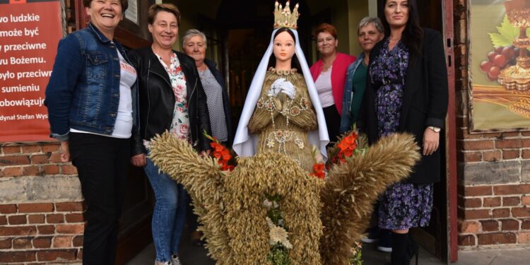 03.09.2020. Skórnice. Wieniec dożynkowy w postaci figury Matki Bożej. Na zdjęciu (od lewej): Joanna Cywoniuk, Bernarda Pawlik, Elżbieta Staszewska, Agnieszka Krzos, Stefania Stolecka i Karolina Pawlik / Magdalena Galas-Klusek / Radio Kielce