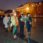 30.09.2020. Ostrowiec Św. Uroczystości upamiętniające pomordowanych ostrowczan we wrześniu 1942 roku. Na zdjęciu (od lewej): Małgorzata Sobieraj - radna powiatowa KWW Jarosława Górczyńskiego, Andrzej Jabłoński - wicestarosta, Beata Duda - radna powiatowa KWW Jarosława Górczyńskiego / Emilia Sitarska / Radio Kielce