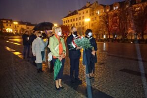 30.09.2020. Ostrowiec Św. Uroczystości upamiętniające pomordowanych ostrowczan we wrześniu 1942 roku. Na zdjęciu (od lewej): Małgorzata Sobieraj - radna powiatowa KWW Jarosława Górczyńskiego, Andrzej Jabłoński - wicestarosta, Beata Duda - radna powiatowa KWW Jarosława Górczyńskiego / Emilia Sitarska / Radio Kielce