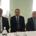 06.09.2020. Nowy Kamień. Obchody setnej rocznicy Bitwy Warszawskiej. Na zdjęciu (od lewej): Marek Łukaszek - wójt gminy Dwikozy, Waldemar Maruszczak - radny powiatowy, Mirosław Dziarek - radny gminy Dwikozy / Grażyna Szlęzak-Wójcik / Radio Kielce