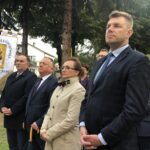 07.09.2020 Sulisławice. Uroczystości z okazji święta Narodzenia Najświętszej Marii Panny połączone z odpustem. Na zdjęciu od lewej poseł PiS - Marek Kwitek, wójt Łoniowa - Szymon Kołacz, poseł PiS - Agata Wojtyszek, burmistrz Sandomierza - Marcin Marzec / Grażyna Szlęzak-Wójcik / Radio Kielce