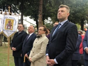 07.09.2020 Sulisławice. Uroczystości z okazji święta Narodzenia Najświętszej Marii Panny połączone z odpustem. Na zdjęciu od lewej poseł PiS - Marek Kwitek, wójt Łoniowa - Szymon Kołacz, poseł PiS - Agata Wojtyszek, burmistrz Sandomierza - Marcin Marzec / Grażyna Szlęzak-Wójcik / Radio Kielce