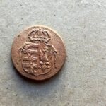 17.09.2020. Kąty Stare. Odkrycia podczas prac archeologicznych - guzik z herbem Księstwa Warszawskiego - z pochówku urzędnika lub wojskowego / ks. Witold Januś