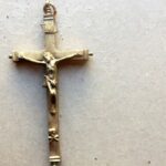 17.09.2020. Kąty Stare. Odkrycia podczas prac archeologicznych - krzyż na relikwie / ks. Witold Januś