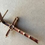 17.09.2020. Kąty Stare. Odkrycia podczas prac archeologicznych - krzyż na relikwie / ks. Witold Januś