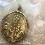 17.09.2020. Kąty Stare. Odkrycia podczas prac archeologicznych - medalik hiszpański przedstawiający adorację Matki Bożej del Pilar / ks. Witold Januś