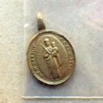 17.09.2020. Kąty Stare. Odkrycia podczas prac archeologicznych - medalik - koronatka - upamiętnia koronację Matki Bożej w Rzeszowie / ks. Witold Januś