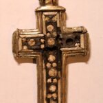 17.09.2020. Kąty Stare. Odkrycia podczas prac archeologicznych -medalik świętych jezuickich - Alojzy Gonzaga i Stanisław Kostka / ks. Witold Januś