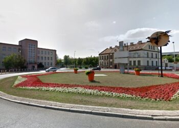 Ostrowiec Świętokrzyski. Rondo Republiki Ostrowieckiej / Google Street View