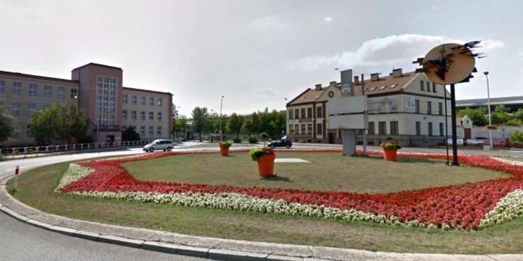 Ostrowiec Świętokrzyski. Rondo Republiki Ostrowieckiej / Google Street View