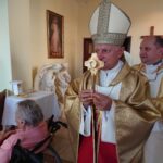 23.09.2020 Ostrowiec Św. Uroczystość wniesienia do kaplicy hospicjum relikwii św. Jana Pawła II. Na zdjęciu arcybiskup metropolita lwowski Mieczysław Mokrzycki z relikwiami Jana Pawła II / Emilia Sitarska / Radio Kielce