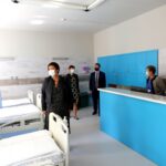 19.09.2020 Ostrowiec Świętokrzyski. Oddział wewnętrzny I po remoncie. Na zdjęciu starosta ostrowiecki Marzena Dębniak / Urząd Miasta w Ostrowcu Świętokrzyskim