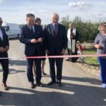 08.09.2020. Sośniczany. Otwarcie kolejnego odcinka Green Velo. Na zdjęciu (od lewej): Mariusz Gosek - poseł PiS, Marek Kwitek - poseł PiS, Marek Jońca - członek zarządu województwa świętokrzyskiego i Czesława Rączkiewicz - radna gminy Koprzywnica / Grażyna Szlęzak-Wójcik / Radio Kielce