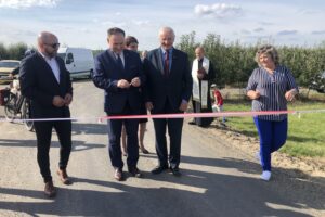 08.09.2020. Sośniczany. Otwarcie kolejnego odcinka Green Velo. Na zdjęciu (od lewej): Mariusz Gosek - poseł PiS, Marek Kwitek - poseł PiS, Marek Jońca - członek zarządu województwa świętokrzyskiego i Czesława Rączkiewicz - radna gminy Koprzywnica / Grażyna Szlęzak-Wójcik / Radio Kielce