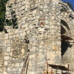 17.09.2020. Kąty Stare. Pozostalości kaplicy św. Anny przy kompleksie klasztornym - kaplica zniszczona podczas wysadzenia przez Niemców kościoła w 1944 roku / ks. Witold Januś